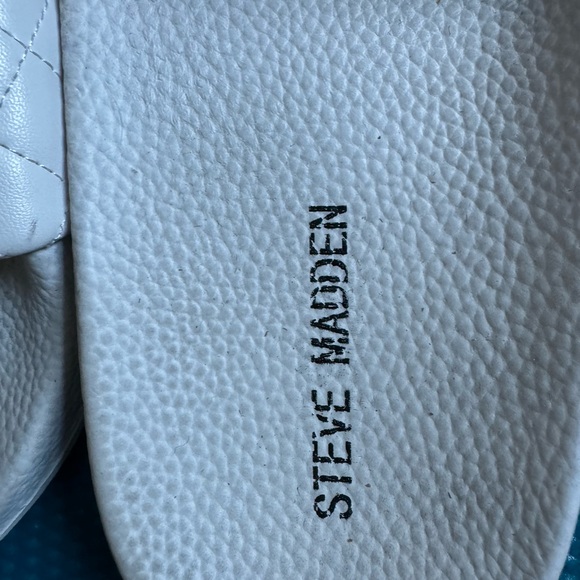 Steve Madden white quilted design sandals, slides - Picture 2 of 4